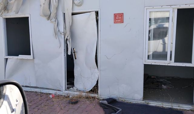 Kahramanmaraş'ta boşaltılan konteynerlere zarar verildi