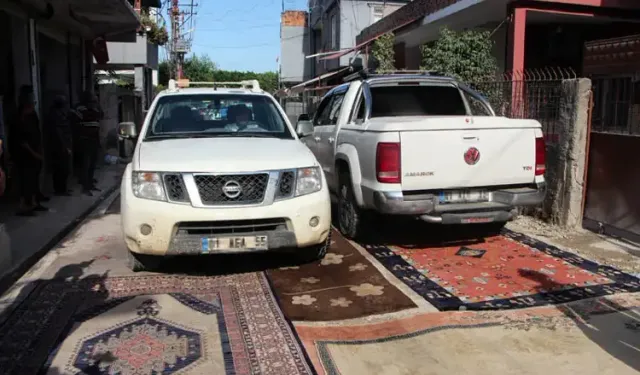 8 aydır asfaltlanmayan yola halı serip çözüm istediler