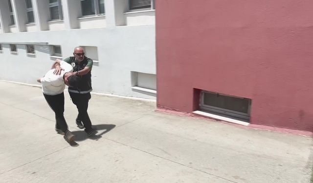 Adana'da Araç Kapısından Çıkan Madde Polisi Bile Şaşırttı