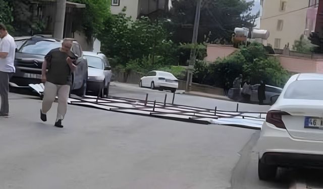 Kahramanmaraş’ta şiddetli rüzgârda bir apartmanın çatısı uçtu