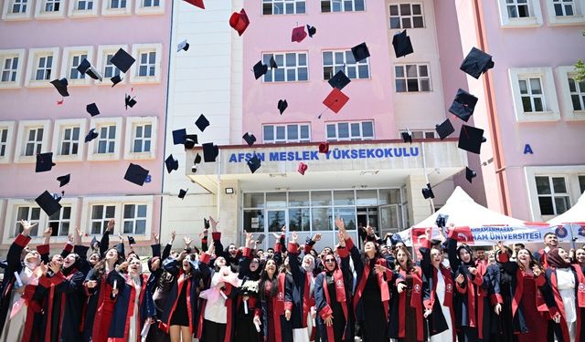 Afşin Meslek Yüksekokulu mezunlarını coşkuyla uğurladı!