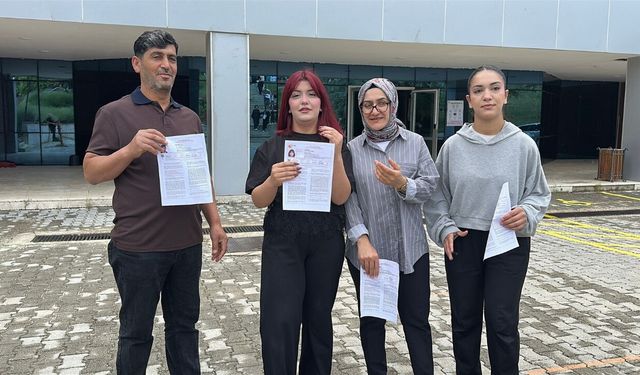 Anne, Baba Ve İki Kızları Aynı YKS'de Ter Döktü! Hayallerine Birlikte Koşuyorlar