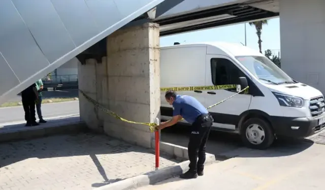 Antalya’da Otokoç galerisine silahlı saldırı: Şüpheli her yerde aranıyor