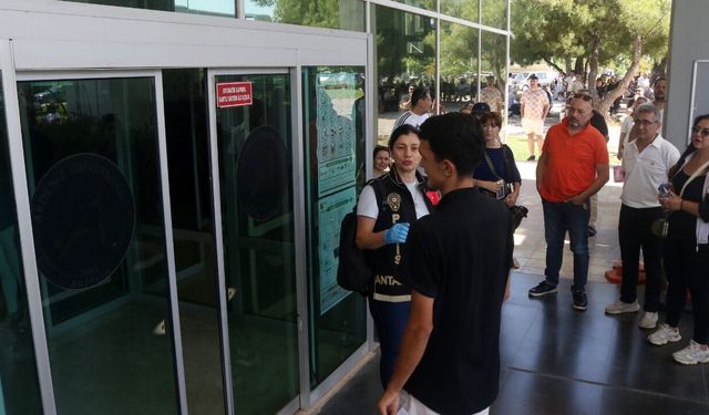Aracını park edemeyince sınava geç kalan aday içeri alınmadı