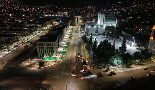 Azerbaycan Bulvarı'nda gece asfalt mesaisi başladı