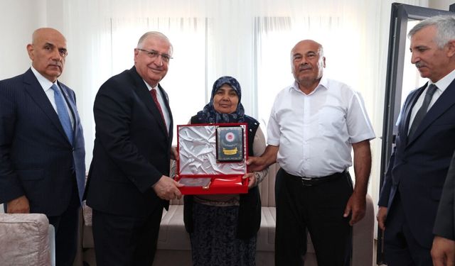 Bakan Güler Kahramanmaraş’ta şehit ailesini ziyaret etti