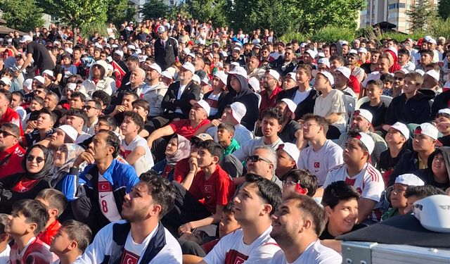 Başkan Görgel vatandaşlarla milli maç heyecanını dev ekranda paylaştı