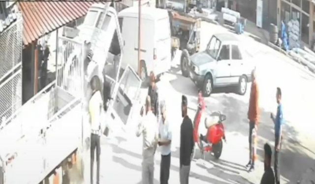 Burdur'da yanan kamyonete polisten hızlı müdahale