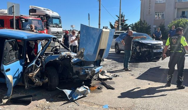 Direksiyon hakimiyetini kaybetti, karşı şeride uçtu, 3 yaralı