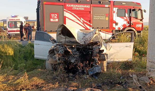 Elbistan'da trafik kazası: Araç tarlaya uçtu, direğe çarptı!
