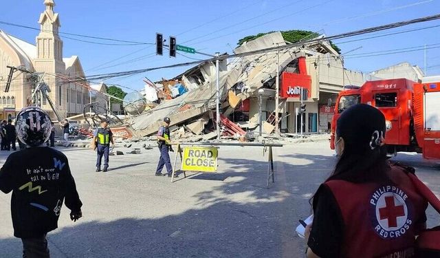 Filipinler'de 7,8 Büyüklüğünde Deprem: Tsunami Alarmı Verildi