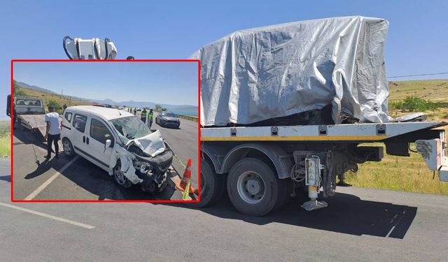Hafif ticari araç, park halindeki askeri araca çarptı; 1 şehit, 4'ü asker 5 yaralı