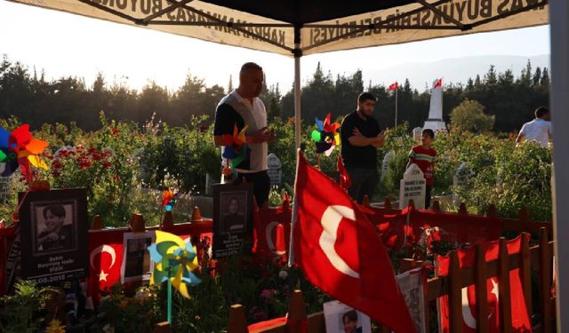Kahramanmaraş'ta acılı babalar evlatlarını Babalar Günü'nde de yalnız bırakmadı