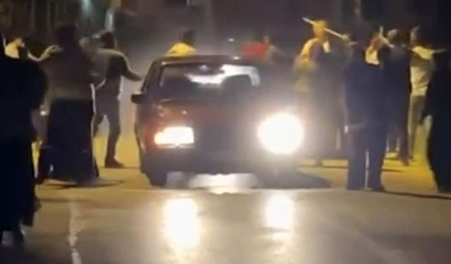 İki grup birbirine girdi: Tekme, tokat ve sopalar havada uçuştu