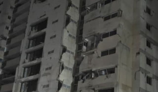 7.2 ve 7.5'lik depremi yaşayan Türk: "Her yer cehennem, her yer yıkıldı"