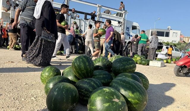 İsimsiz hayırsever 30 ton karpuzu vatandaşlara ücretsiz dağıttı