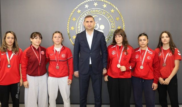 Kahramanmaraşlı genç güreşçiler 7 madalyayla döndü!