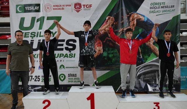 Kahramanmaraşlı güreşçi Yiğit Hamza Egemen Türkiye Şampiyonu oldu