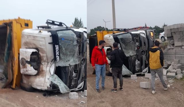 Kahramanmaraş'ta Kamyon Devrildi: Sürücü Araçta Sıkıştı