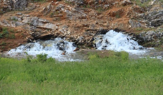 Kahramanmaraş’ta Kayalardan Fışkıran Buz Gibi Su Görenleri Hayran Bırakıyor