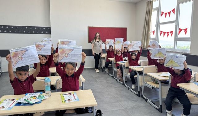 Kahramanmaraş’ta Öğrenciler Karnelerini Alarak Tatile Girdi