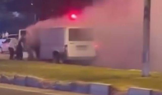 Kahramanmaraş'ta park halindeki ticari araç yangını korkuttu