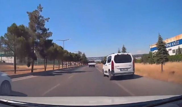 Kahramanmaraş'ta peş peşe makas atan sürücü kamerada