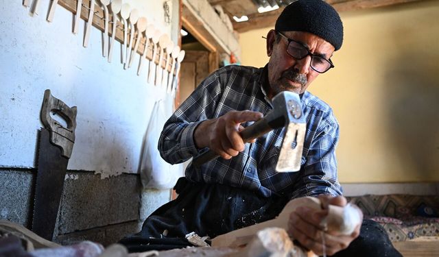 Kahramanmaraş'ta zamana direnen usta: 76 yaşında hâlâ kaşık yontuyor