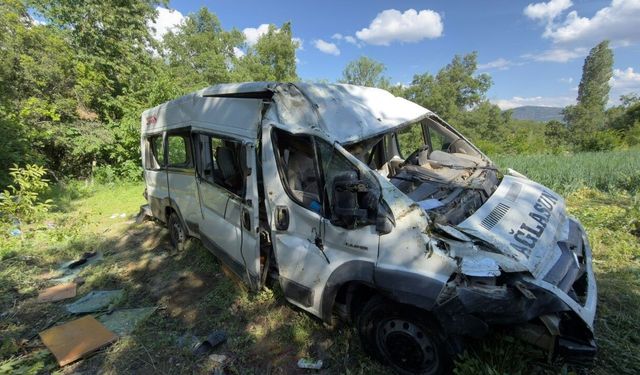 Kontrolden çıkan minibüs tarlaya uçtu, 8 kişi yaralandı