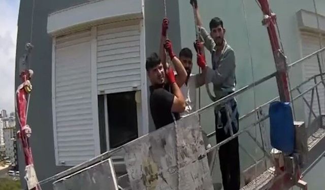 Mersin'de Korku Dolu Anlar! 8'inci Katta Mahsur Kalan İşçiler Kurtarıldı