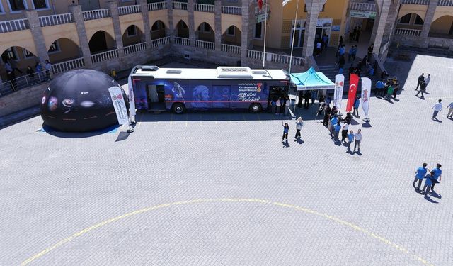 Pusula Maraş'ın Bilim Otobüsü Elbistan'da keşif yolculuğuna çıkardı