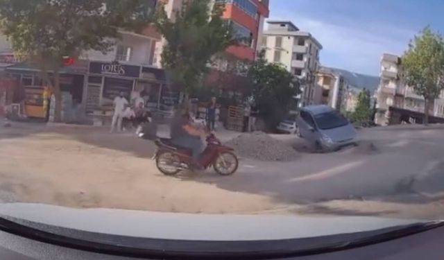 Kahramanmaraş'ta seyir halindeki otomobil yoldaki çukura düştü