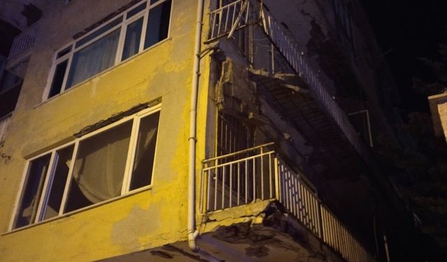 4 katlı binanın balkonu çöktü