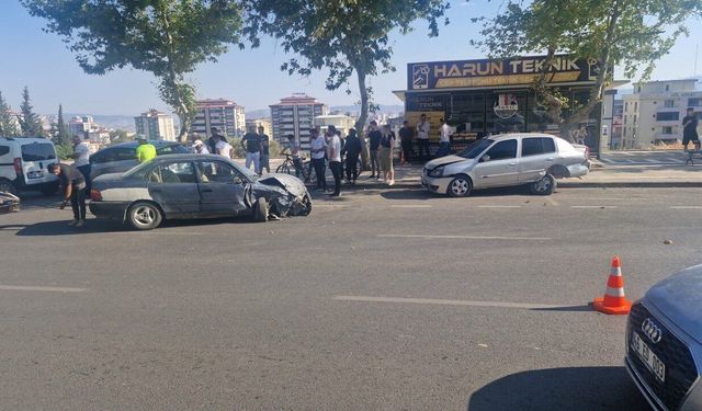 Kahramanmaraş’ta 6 aracın karıştığı zincirleme kaza: 1 yaralı
