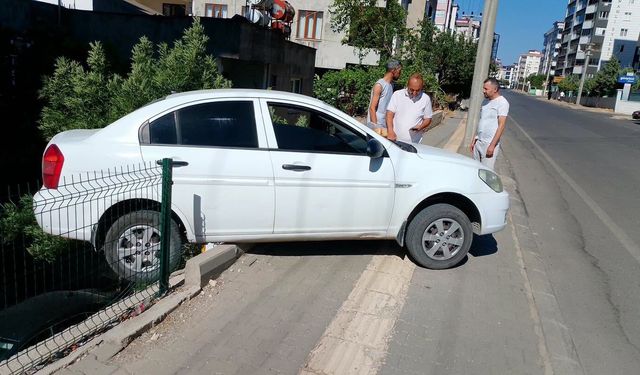 Kahramanmaraş'ta el freni çekilmeyen otomobil, istinat duvarında asılı kaldı