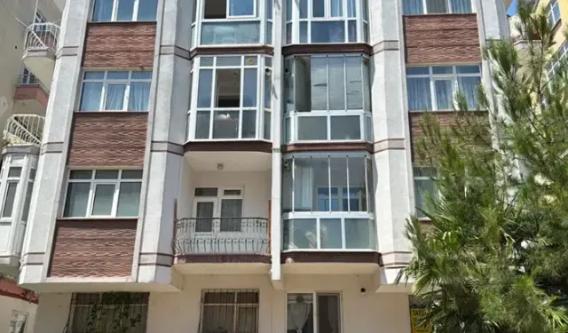 Ablasının cansız bedeniyle 1 hafta aynı evde yaşadı