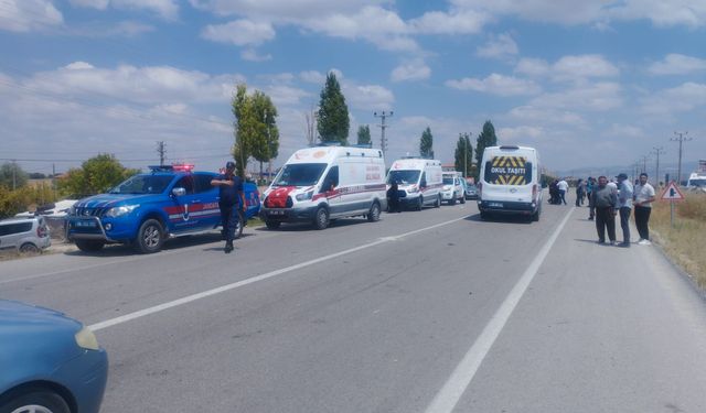 Hafif ticari araç ile otomobil çarpıştı: 6 yaralı