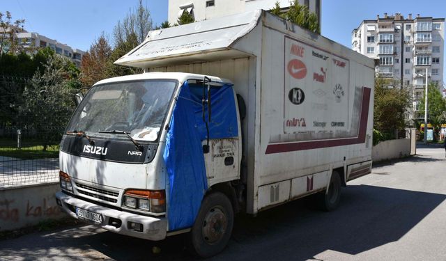 İzmir'de kamyonette işlenen cinayette 2 sanığa ceza, eşe beraat istemi