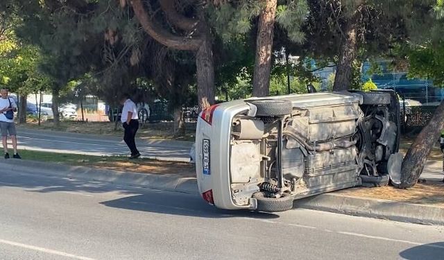 İstanbul’da direksiyon hakimiyetini kaybetti ağaçlara çarptı, yan yattı