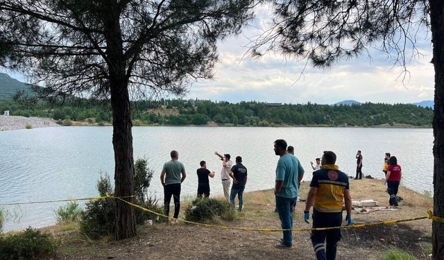 Burdur'da baraj gölüne giren genç kayboldu