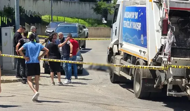 Çöp kamyonunun altında kaldı, hayatını kaybetti