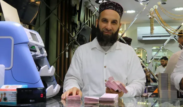 Eşinin çöpe attığı 400 bin lirayı 15 ton atıkta aradı, çöp konteynerinde buldu