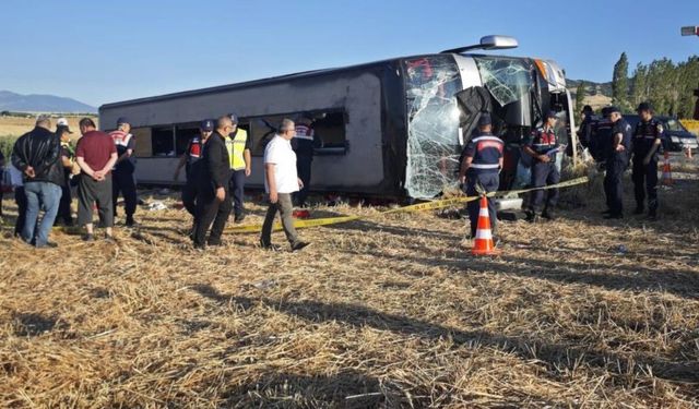 Çift katlı otobüs devrildi: 2’si ağır 46 yaralı