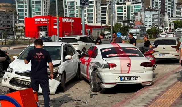 İskenderun’da gelin arabası kaza yaptı 1 kişi yaralandı