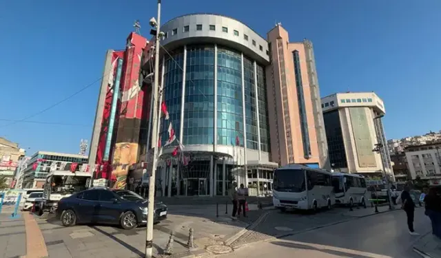 İzmit Belediye Başkanı Fatma Kaplan Hürriyet ve eşi Murat Hürriyet gözaltına alındı