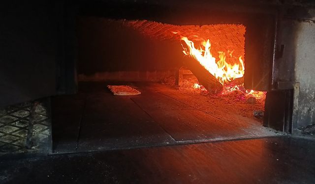 Kahramanmaraş'ta 400 Derecelik Ekmek Mesaisi! Ustalar Ateşin İçinde Çalışıyor