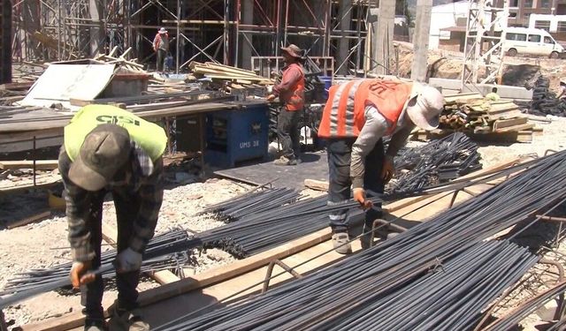 Kahramanmaraş'ta İnşaat İşçileri 45 Derecede Deprem Konutlarını İnşa Ediyor