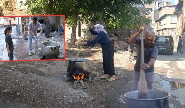 Kahramanmaraş'ta mahalleli imece usulü aşure yaptı