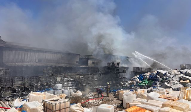 Kahramanmaraş'ta plastik fabrikasındaki yangın söndürüldü