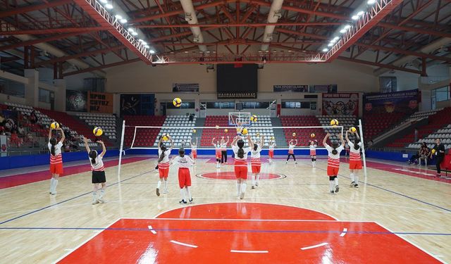 Kahramanmaraş’ta voleybol heyecanı 347 sporcu ter döktü